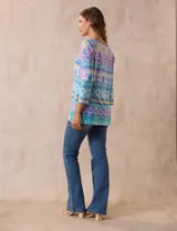 Blusa estampada de seda fría marca Ruby Rd, con cuello redondo y escote en V, y mangas tres cuartos.