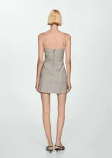 Vestido corto gris con estampado de cuadros, escote corazón y tirantes finos.