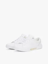 Zapatillas Tommy Hilfiger de piel blanca con detalles dorados en el talón y la lengüeta.
