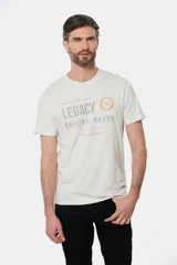 Remera de manga corta color borgoña con cuello redondo y estampado frontal con la leyenda "Legacy Original Brand" en color gris y un círculo con el número "1972" en azul.