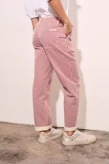 Pantalón de jean a rayas verticales color rojo y blanco, de corte recto y tiro medio.