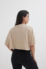 Remera color beige, corte cropped y estilo oversized.