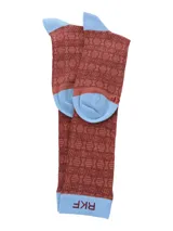 Calcetines largos color marrón con diseño geométrico y puños, talón y puntera en color celeste.