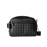 Neceser unisex color negro con diseño acolchado a cuadros y cierre superior.
