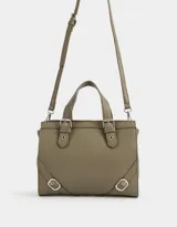 Cartera tipo city color verde oliva, de cuerina, con correa regulable y desmontable, doble asa superior con hebillas, cierre superior y hebillas laterales decorativas.