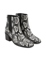 Bota de caña media con estampado de piel de serpiente en tonos marrones, con elásticos laterales negros y taco de madera.