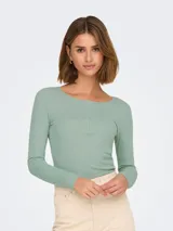 Camiseta acanalada color verde agua, de manga larga con cuello redondo y cierre parcial con botones.