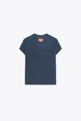 Remera azul de algodón con efecto lavado, cuello redondo y mangas cortas. Estampado frontal con un oso Care Bear y la frase "I don't do mornings!".