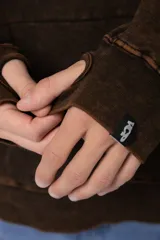 Buzo canguro marrón con capucha, confeccionado en frisa gruesa de algodón con recortes y calce oversize.