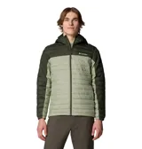 Campera Columbia con capucha, color verde oliva en la parte superior y gris claro en la parte inferior. Cuenta con cierre frontal, bolsillos laterales con cierre y logo de la marca en el pecho.