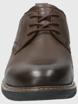 Zapato acordonado de cuero color marrón, con suela de goma Eva negra.