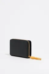 Monedero negro de piel con logo Bimba y Lola estampado, estructura rígida, acabados metálicos dorados, tarjetero interior y cierre de presión.