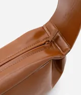 Bolso bandolera marrón de poliuretano con correa ancha ajustable y cierre de cremallera.
