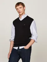 Chaleco negro de punto con cuello en V, confeccionado en algodón. Tiene logo bordado de Tommy Hilfiger en el pecho.