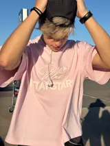 Remera celeste de corte holgado con cuello redondo y estampado en relieve con el logo de la marca y la frase "Ittai Stars".