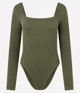 Body de manga larga color verde oliva, confeccionado en tejido acanalado, con escote cuadrado.