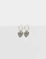 Aros tipo argolla bañados en plata con dije de corazón antique.