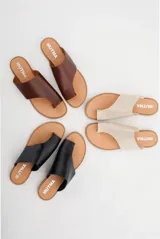 Sandalias de cuero color marrón con tira ancha sobre el empeine y abertura para el dedo gordo.