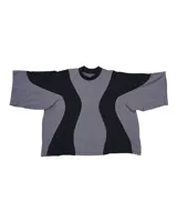 Remera oversize de jersey de algodón grueso, color gris con paneles negros curvos en el frente y las mangas.