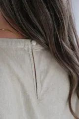 Musculosa color dorado con lurex, de corte holgado y sin mangas.