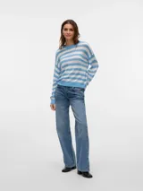 Sweater tejido grueso a rayas horizontales celestes y blancas, con cuello redondo y manga larga.
