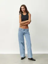 Musculosa corta negra, ajustada al cuerpo, con cuello redondo y sisas amplias.
