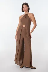 Top largo marrón con breteles finos ajustables y tajo frontal. Confeccionado en lino italiano.