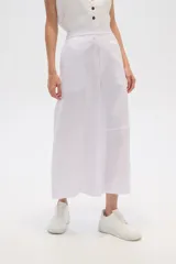 Pantalón blanco de lino, corte ancho, tiro alto y bolsillos laterales.