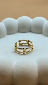 Anillo dorado con diseño de eslabones y medida ajustable.