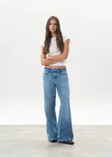 Pantalón de jean celeste de corte wide leg, con diseño de paneles geométricos en las piernas.