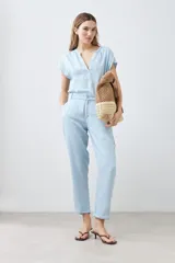 Pantalón celeste de lyocell, tipo pijama, con cintura elástica y corte recto.