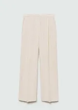 Pantalón de tiro medio color crema a rayas verticales finas, con dos bolsillos delanteros, cierre oculto de botón, gancho y cremallera, diseño recto y largo.