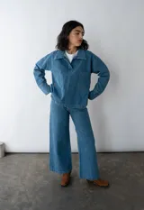 Pantalón de jean celeste de corte ancho, tiro alto y estilo vintage. Confeccionado con algodón 100% reciclado y bolsillos cuadrados en delantero y espalda.