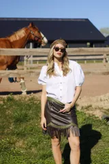 Camisa blanca de lino con mangas cortas abullonadas y botones al frente.