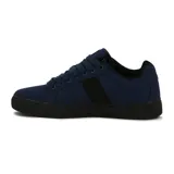 Zapatilla casual de hombre en color marino con detalles en negro y cierre de cordones.
