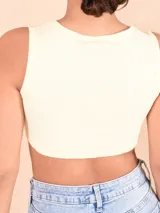 Musculosa amarilla de corte crop y breteles anchos.