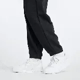 Pantalón de jogging negro de felpa francesa con logo de New Balance estampado en blanco en la pierna izquierda.