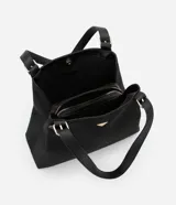 Bolso hobo grande color negro con textura jacquard en forma de triángulos. Tiene cierre con botón a presión, correa de mano con hebilla, separadores internos con cremallera y logo triangular dorado en el frente.