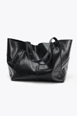 Bolso maxi shopper de cuero negro con pespuntes a tono. Tiene asas de hombro y cierre con tiras y botón. Incluye una cartera con bolsillo extraíble.