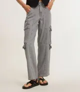 Pantalón recto de jeans gris oscuro, con bolsillos cargo laterales y cintura con trabillas.