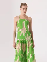 Vestido largo verde con estampado de palmeras, de breteles finos y espalda descubierta.