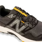 Championes de trail running New Balance 410, color negro con detalles en gris.