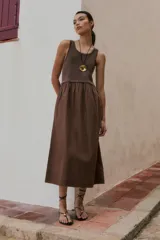 Vestido midi color chocolate, con corte imperio, falda amplia con bolsillos laterales y breteles finos.