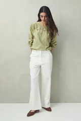 Pantalón blanco de algodón con corte recto y bolsillos delanteros grandes.