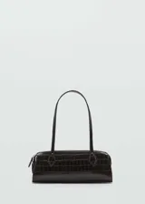 Bolso tipo bowling color negro con textura tipo piel de cocodrilo, doble asa larga y cierre de cremallera doble.