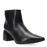 Botas de cuero negro con punta fina y taco geométrico.