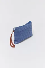 Sobre necessaire rectangular de rafia trenzada color azul, con cierre superior y tira de cuero marrón para la muñeca.