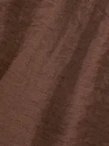 Blusa corta celeste de tejido arrugado liviano, con cuello mao, botones al frente, mangas abullonadas y ruedo elastizado.