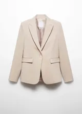 Blazer entallado color rosa pálido, con cuello de solapa de muesca, manga larga, hombros estructurados, dos bolsillos de ribete en la parte delantera, cierre de botón en la parte delantera, detalle de pinzas, abertura posterior y forro interior.