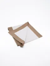 Camino de mesa rectangular de tela color blanco con borde color beige.